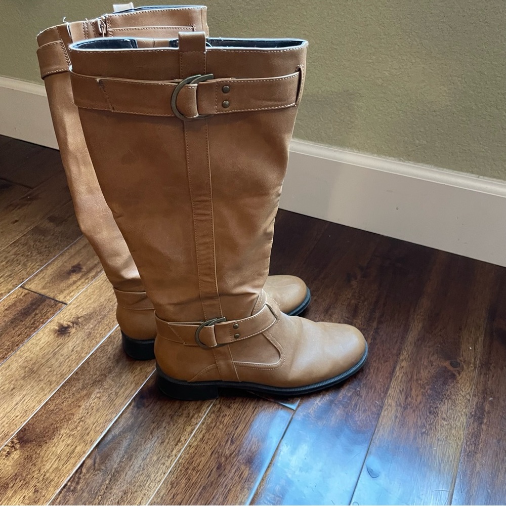 Women’s Aerosoles Boots Camel Tan size 7.5 See photo for small scuffs on toe